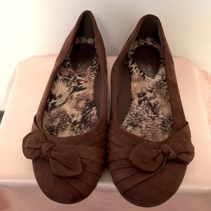 NWOT Hot Cakes Brown Faux Suede Flats